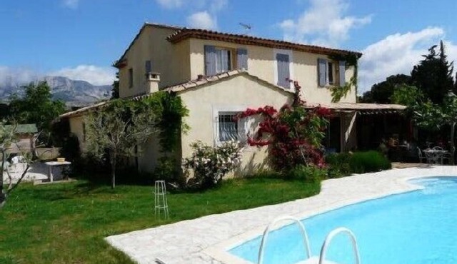 Very beautiful villa with a pool at the heart of the Provence of Cezanne