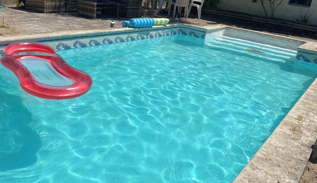 Villa Oasis Bollène: Room with fan; pool access.