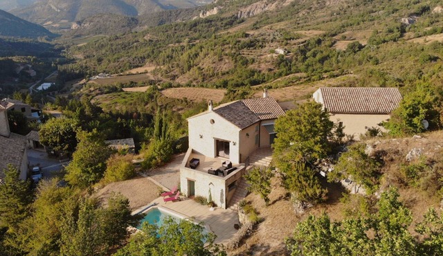 VILLA WITH POOL IN DROME PROVENCALE. ABSOLUTE CALM AND EXCEPTIONAL VIEW