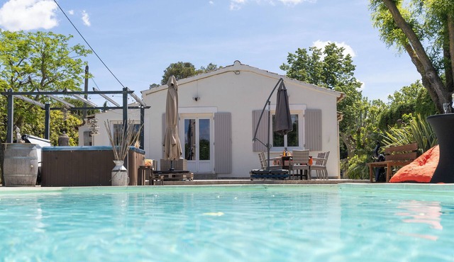 Villa with Pool, Jacuzzi & Sauna in Provence in Le Thor