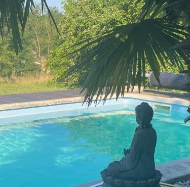 vue et accès piscine chambre d hôte ,"tipi" et" cabane" ferme Bressane
