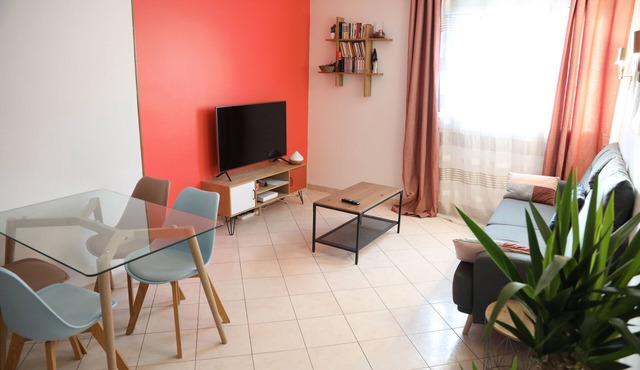 Warm, Calm Flat Near Orly Airport and Paris Center !