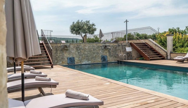 Wine estate with sunset courtyard near Bédoin