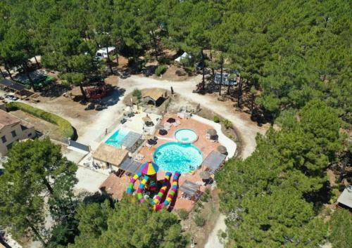 ZEcamping 3 étoiles familial avec piscine chauffée aire de jeux et restaurant