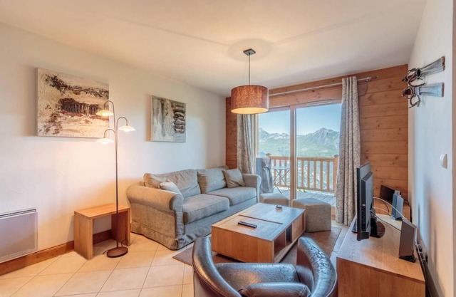 3rd floor, view valley, swimming pool, balcony, tv, ski locker, 70m², Les Arcs