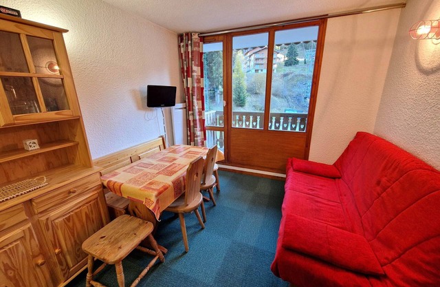 Central Studio for 4 with Balcony, Mountain Views, and Easy Slope Access