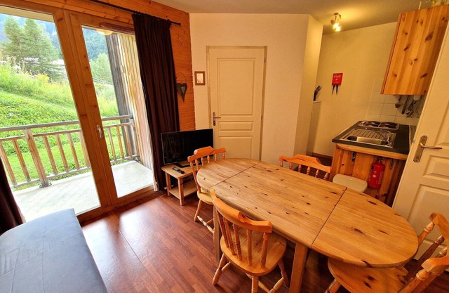 Cozy 2-Room Cabin for 4/6 - Prime Location near Lifts & Shops