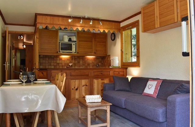 Cozy 3-Room Ski-In/Out Apartment with Summer Pool in Central Méribel, Sleeps 5