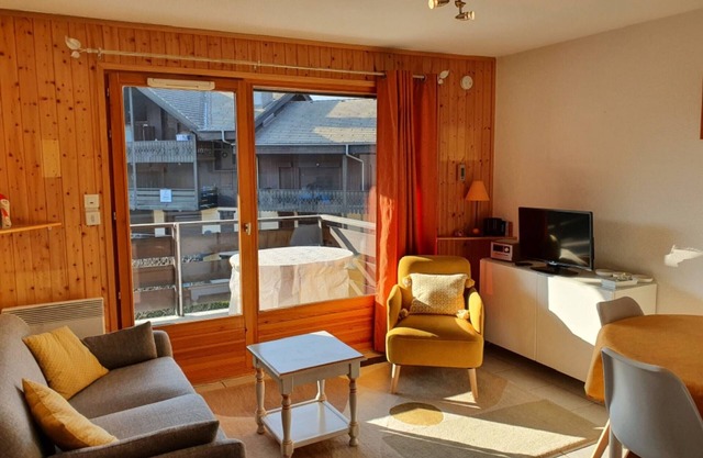 Cozy 4-person apartment with balcony & garage in Samoëns