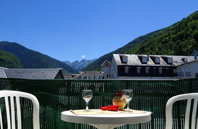 Sunny Mountain Apartment, Balcony, Parking, Sleeps 4