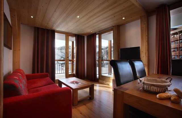 Wifi, 50m from resort center, fitness, swimming pool, sauna, hammam, balcony, tv, ski locker, 128m²