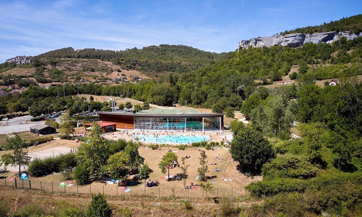 Ornans Ski Chalet | Luxe Sanitary XL 6 Pers. Villatent at 4-star campsite La Roche d'Ully