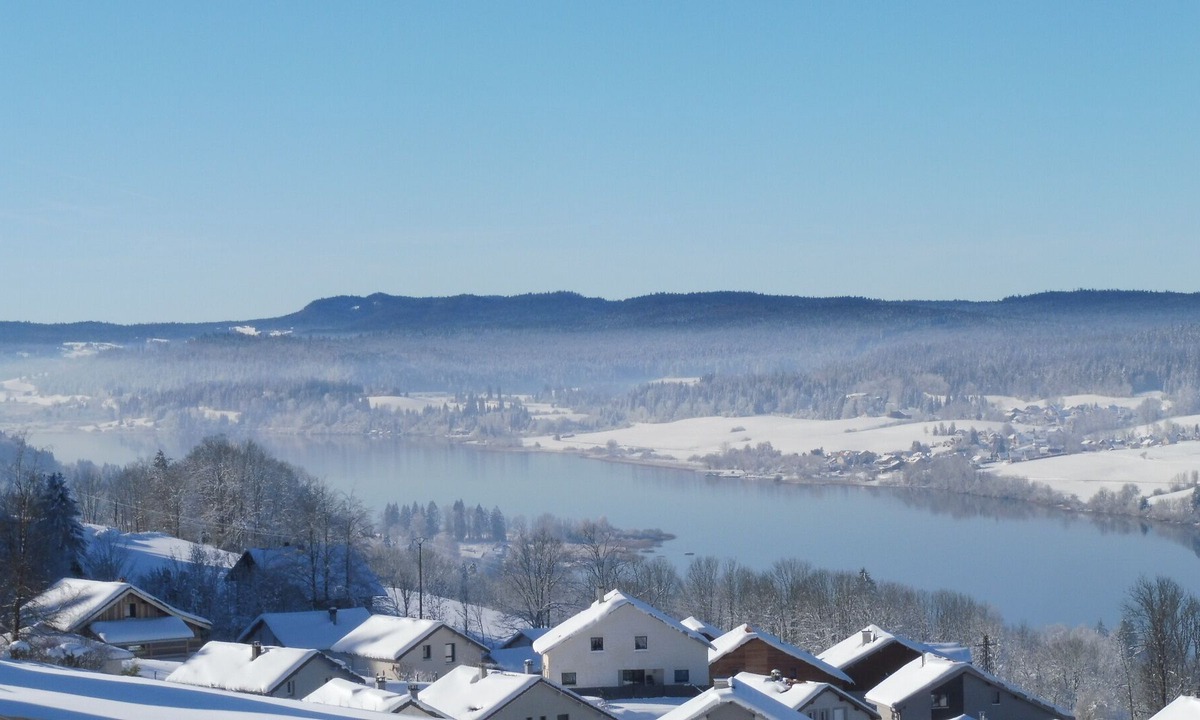 Montperreux Apartment | Calme vue sur le lac Rando, Activités Nautiques , Sport D'hiver Gastronomie !