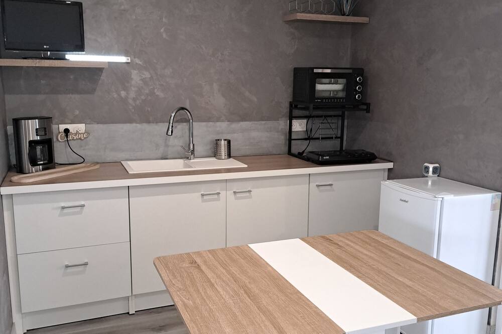 Pouilly-les-Nonains Bed & Breakfast | GINGKO room with kitchen, bathroom, WC and exterior