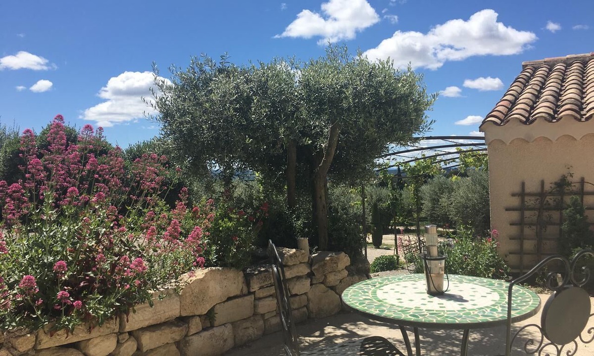 Saint-Pierre-de-Vassols House | Holiday Home 'La Maison De Malie' with Mountain View, Wi-Fi and Air Conditioning