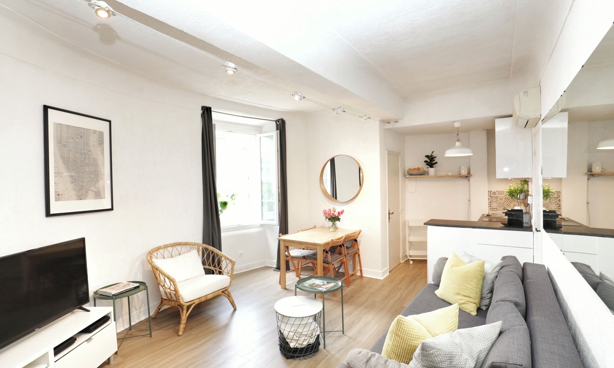 Antibes Old Town Apartment | Stunning, Upmarket and Newly furnished Apartment nearby all Major Attractions