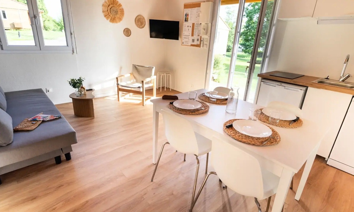 Longeau-Percey Ski Chalet | Premium 3-Room Accessible Chalet for 4–6 People, Air-Conditioned + TV