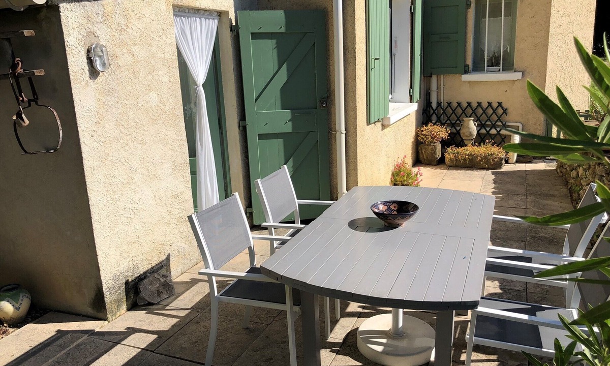 Nyons Cottage | Gite and garden in Drôme Provençale, pets welcome