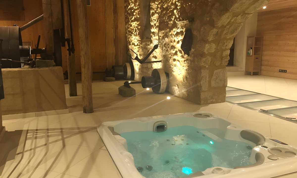 Les Rousses House | Gîte De La Scie: vacation home with mountain views, private terrace, and Wi-Fi