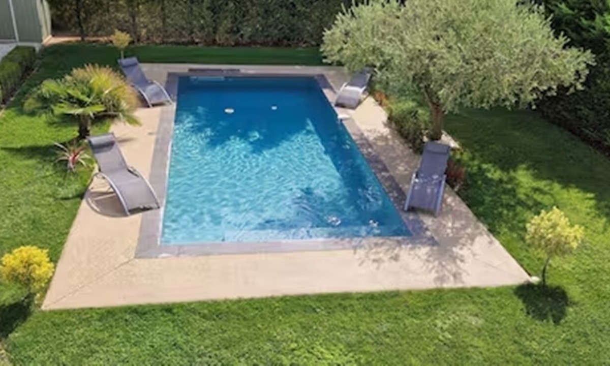 Saint-Paul-Trois-Chateaux Villa | Villa in Drôme Provençale with a 9m x 4m saltwater pool
