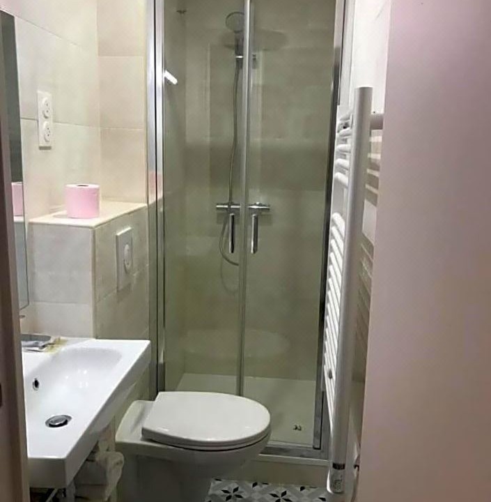 Photo of Bathroom in Combat