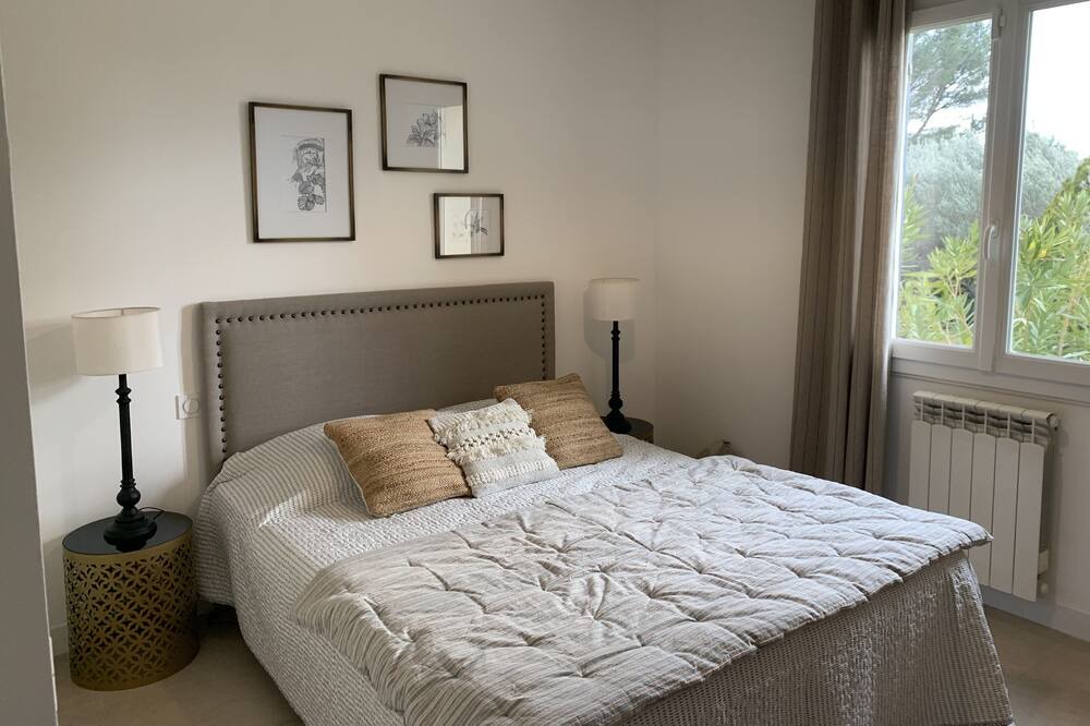 Photo of Bedroom in Beaumes-de-Venise