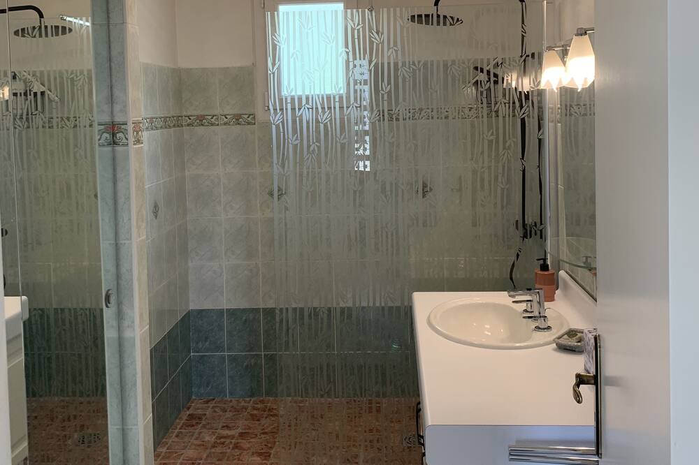 Photo of Bathroom in Beaumes-de-Venise