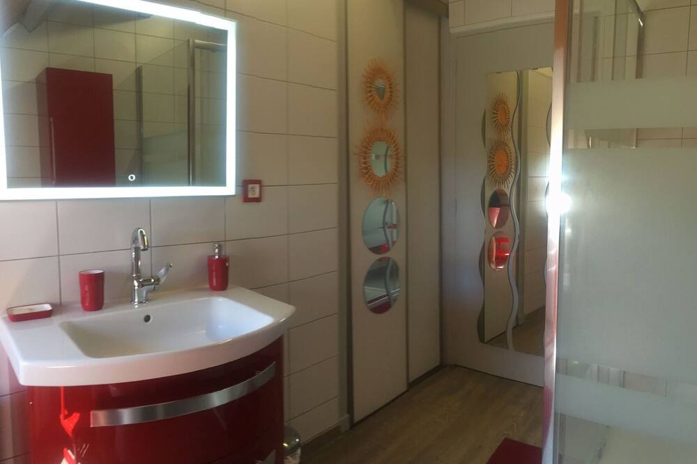 Photo of Bathroom in Curieres