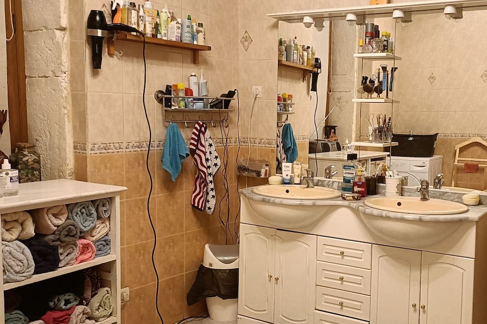 Photo of Bathroom in Chenoves