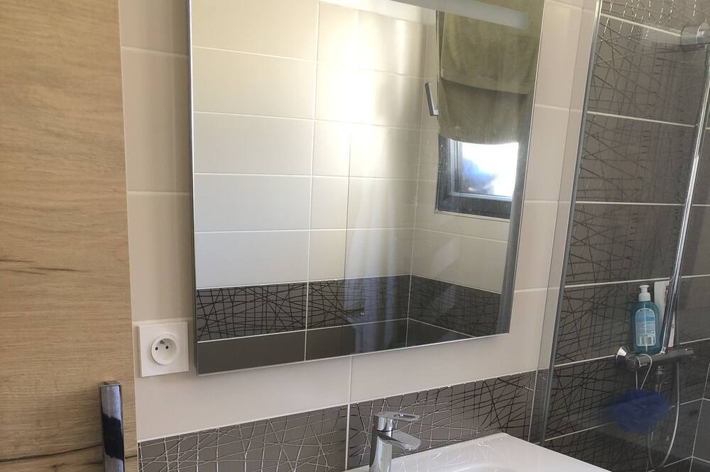 Photo of Bathroom in Beaumes-de-Venise