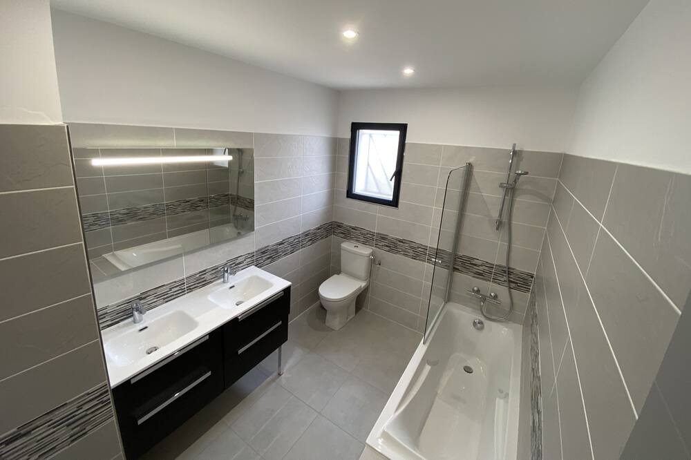 Photo of Bathroom in Beaumes-de-Venise
