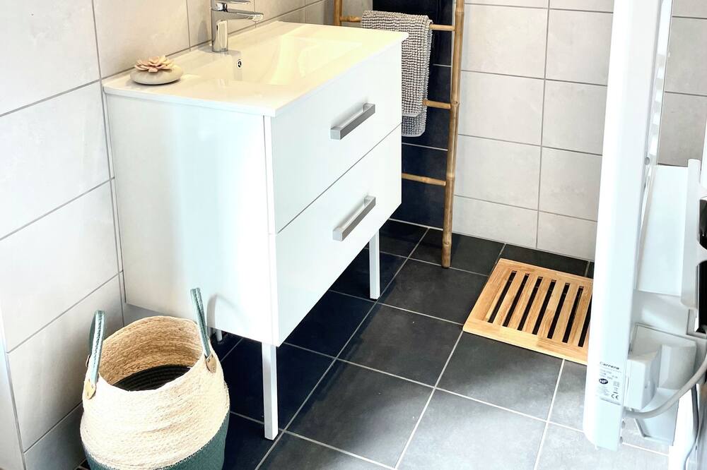 Photo of Bathroom in Saint-Just-la-Pendue