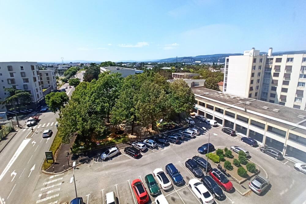 Photo of Others in Valence