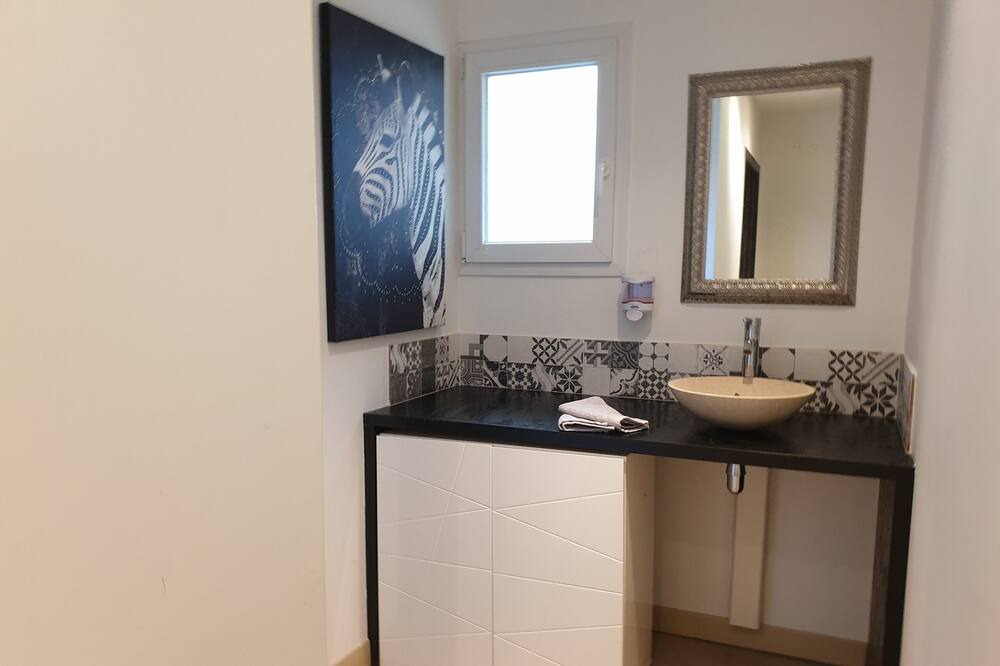 Photo of Bathroom in Saint-Marcel-d'Aredeche
