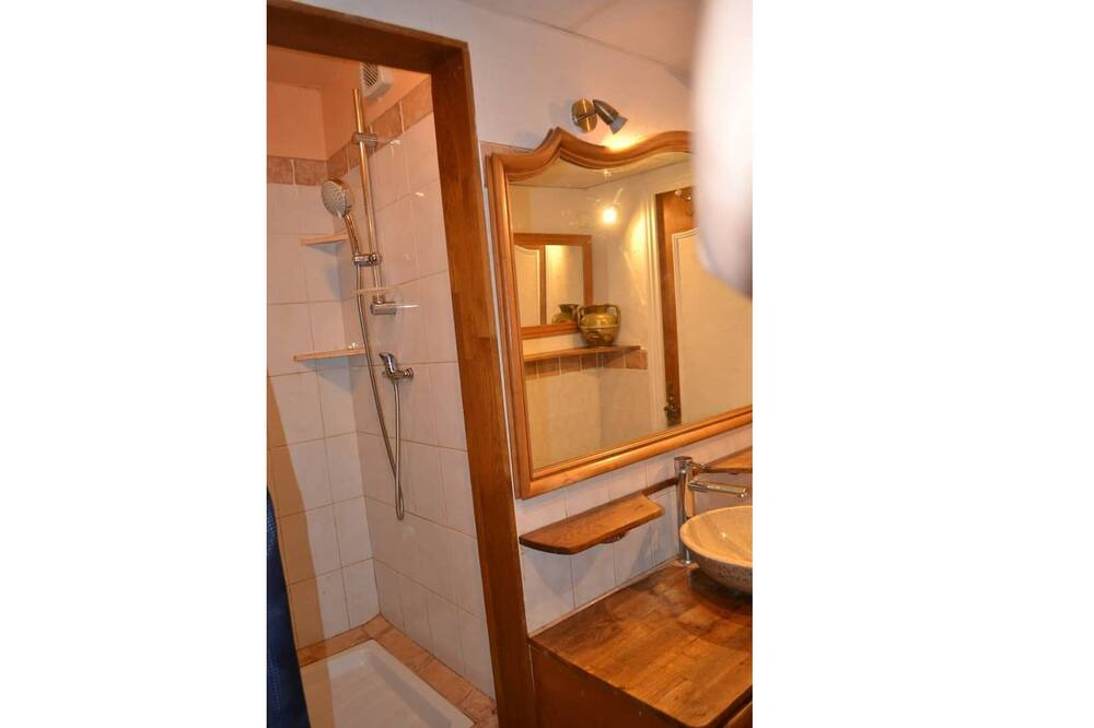Photo of Bathroom in Chateauneuf-du-Rhone