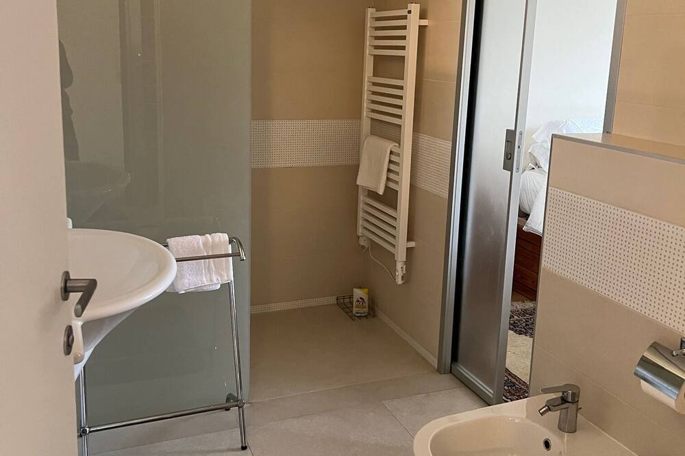 Photo of Bathroom in L'Hay-les-Roses