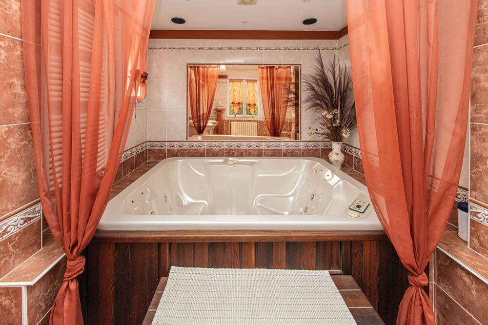 Photo of Bathroom in Castelnau-de-Montmiral