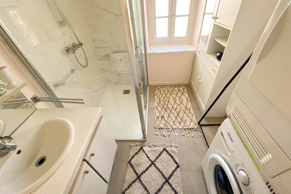 Photo of Bathroom in Cravant