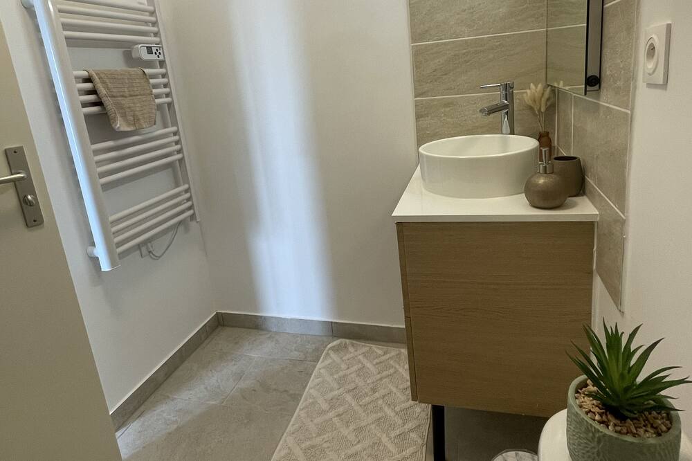 Photo of Bathroom in Orly