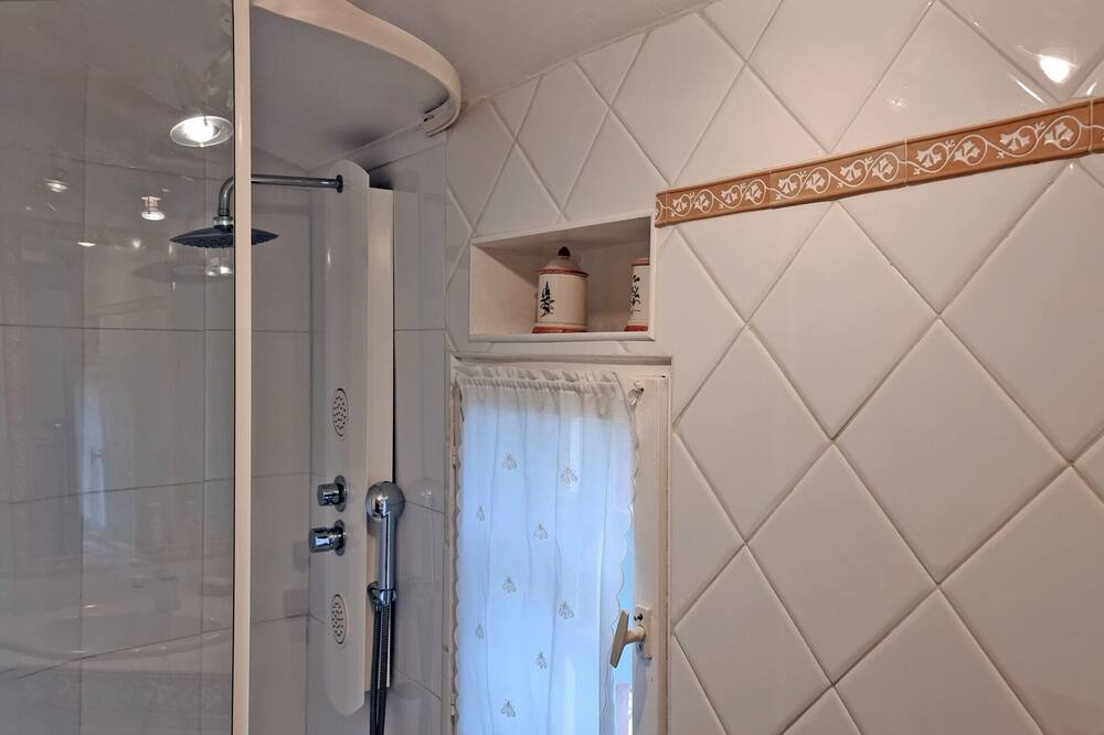 Photo of Bathroom in Malaucene