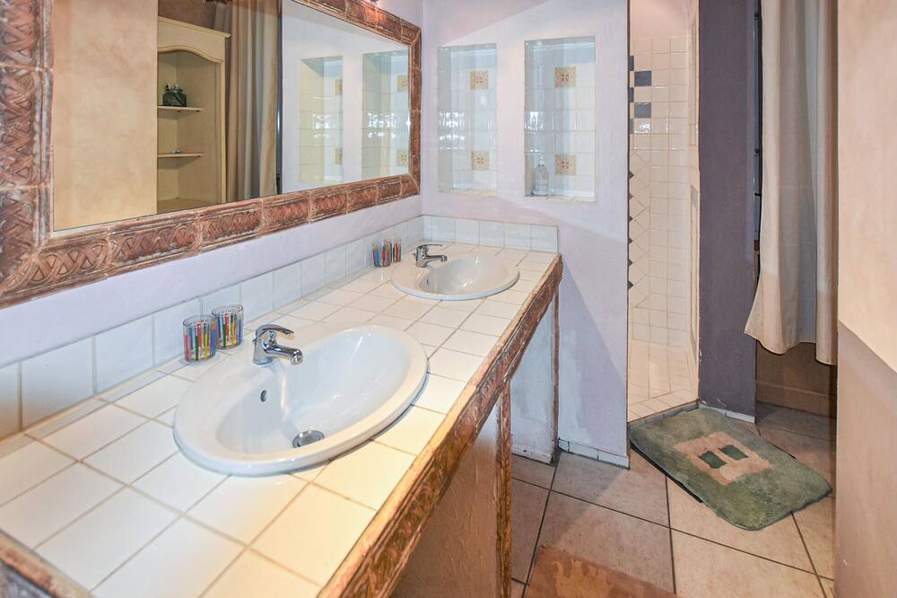 Photo of Bathroom in Nyons