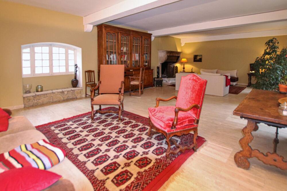 Photo of Bedroom in Chateauneuf-du-Rhone