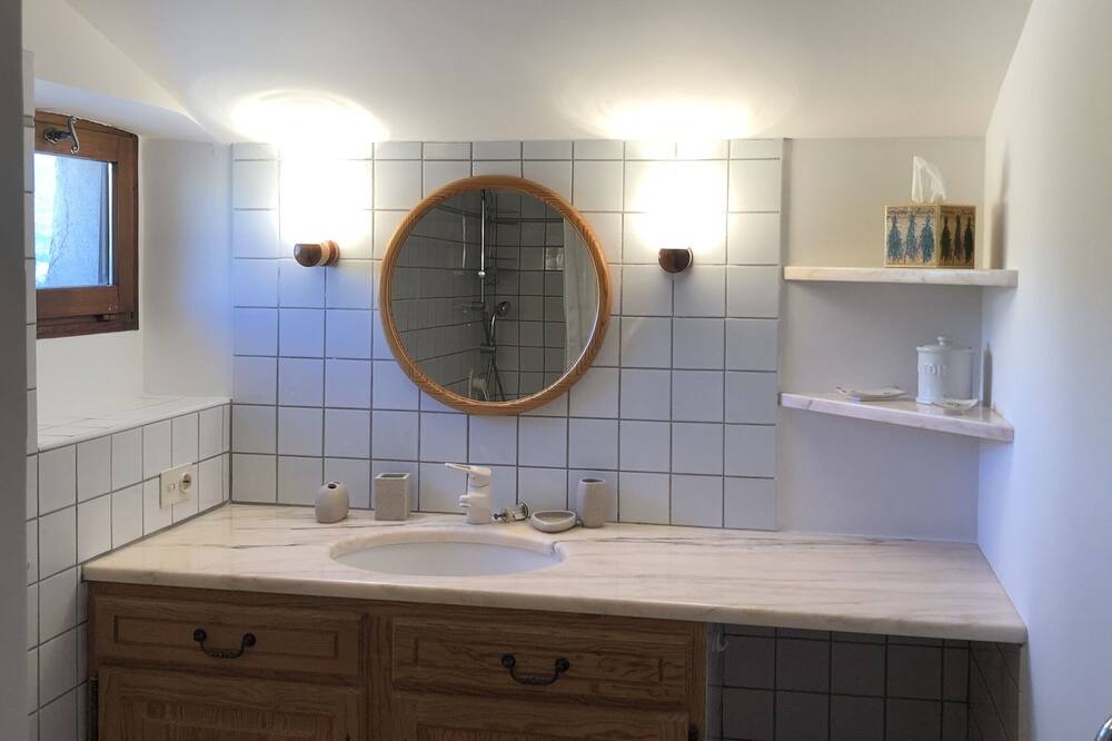 Photo of Bathroom in Faucon