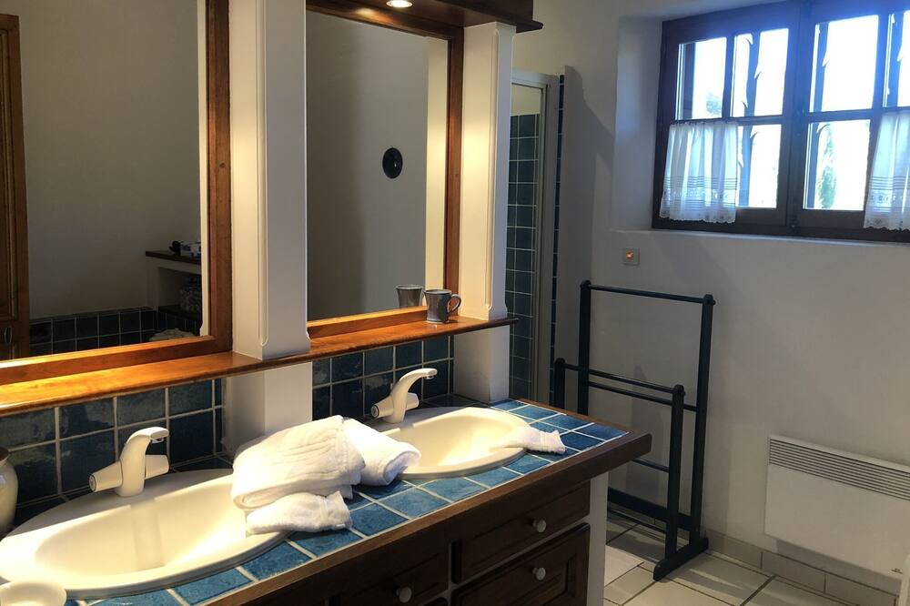 Photo of Bathroom in Faucon