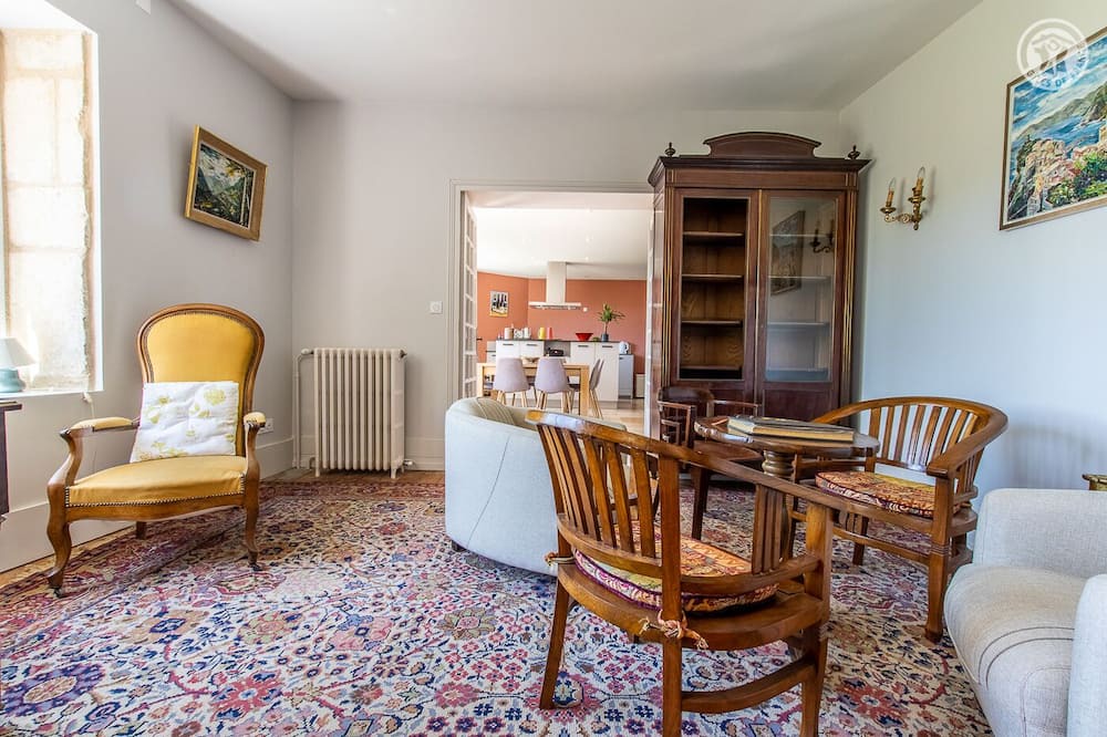 Photo of Livingroom in La Roche-Vineuse
