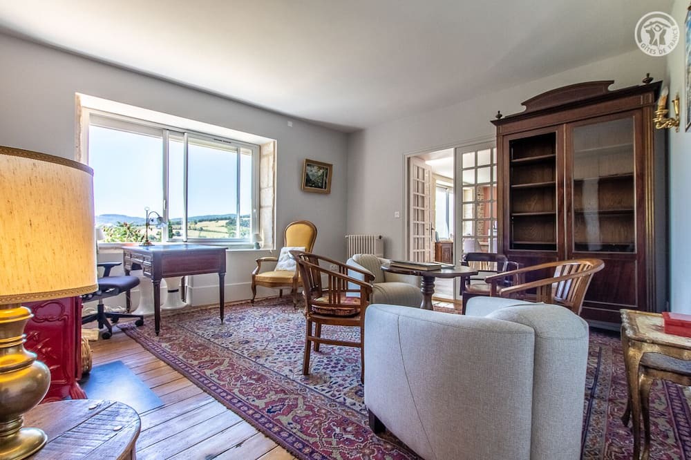 Photo of Livingroom in La Roche-Vineuse