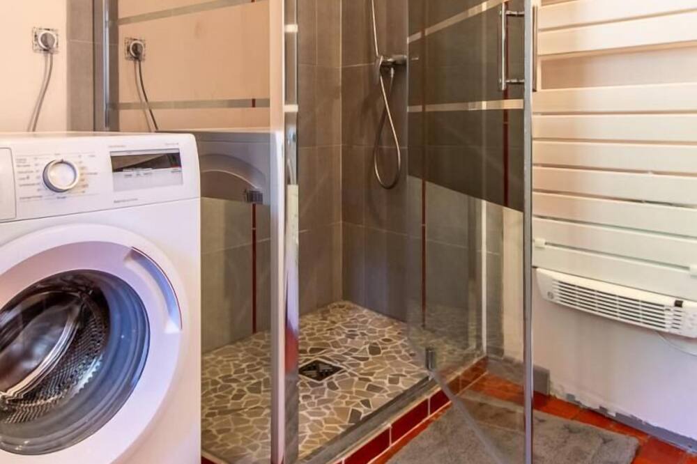 Photo of Bathroom in La Roche-Vineuse
