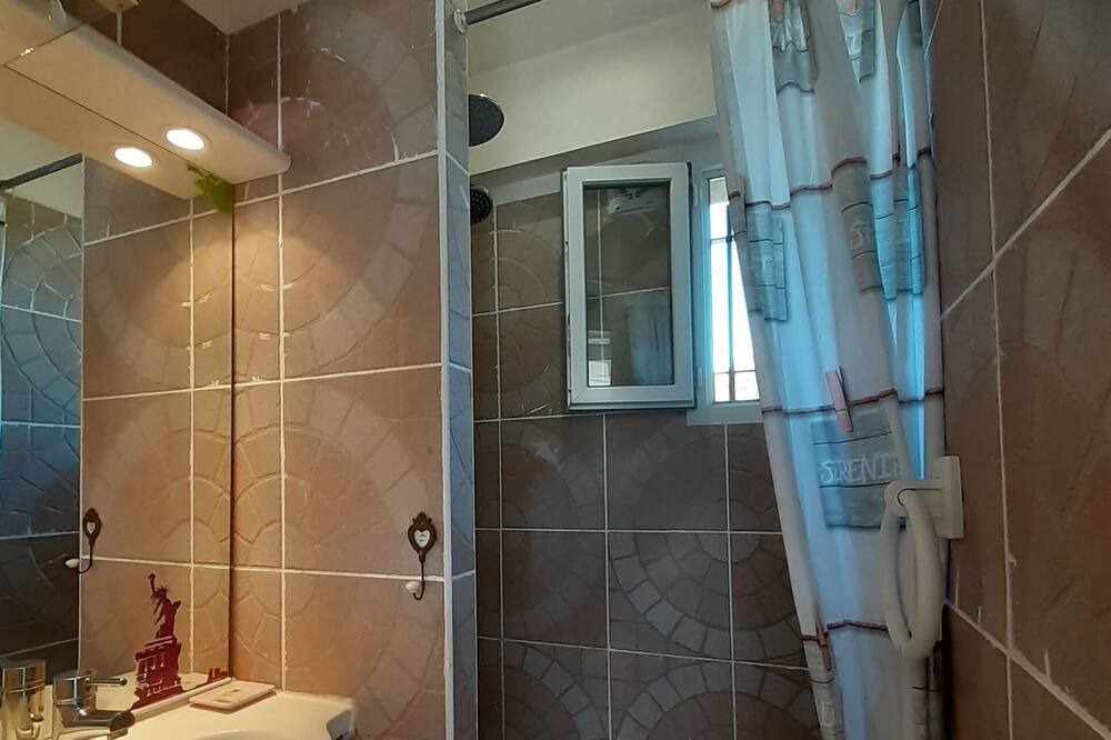 Photo of Bathroom in Saint-Pierre-de-Vassols
