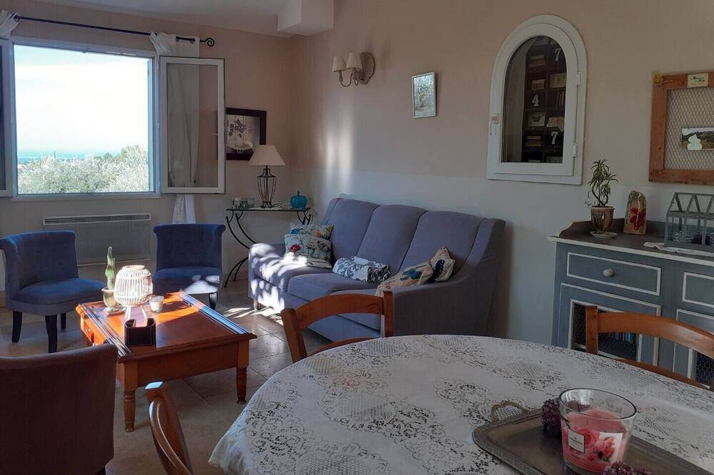 Photo of Livingroom in Saint-Pierre-de-Vassols