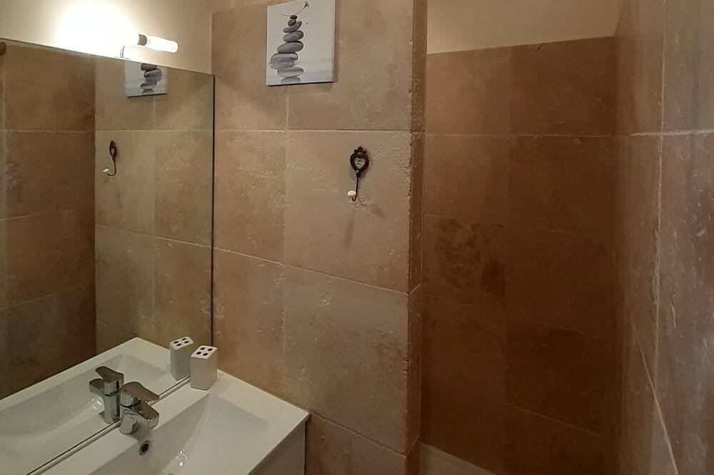 Photo of Bathroom in Saint-Pierre-de-Vassols